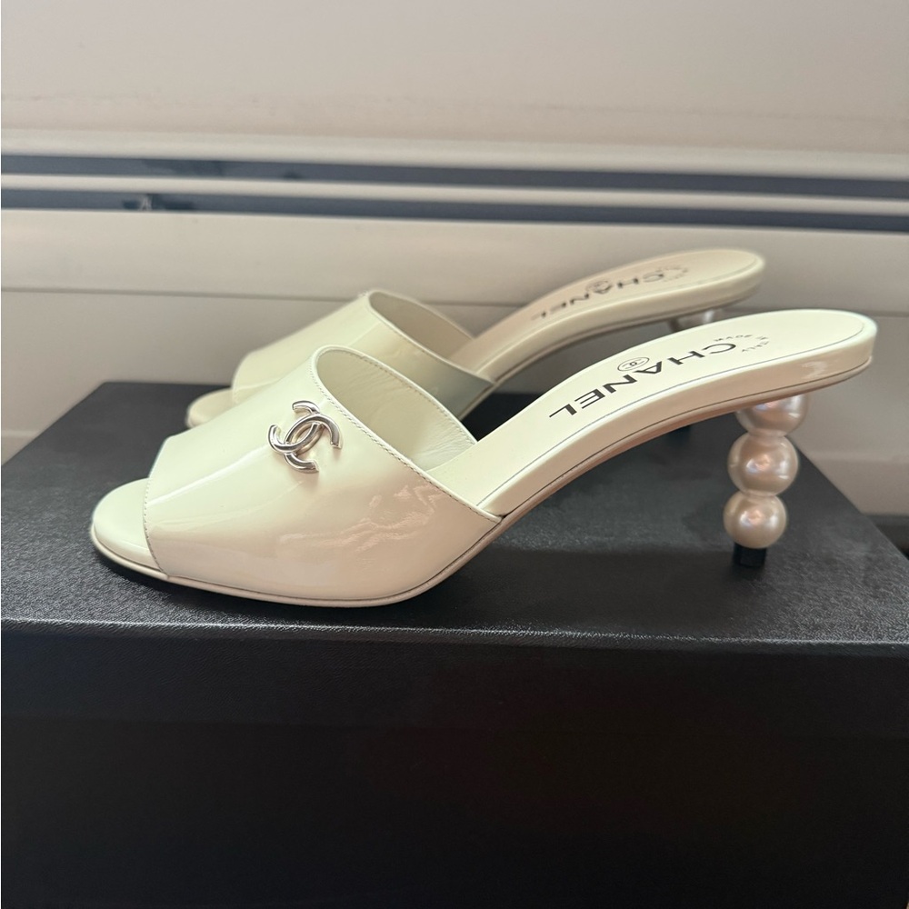 CHANEL Cream Patent Leather Open-Toe Slide Mules with Silver CC - Picture 6 of 9